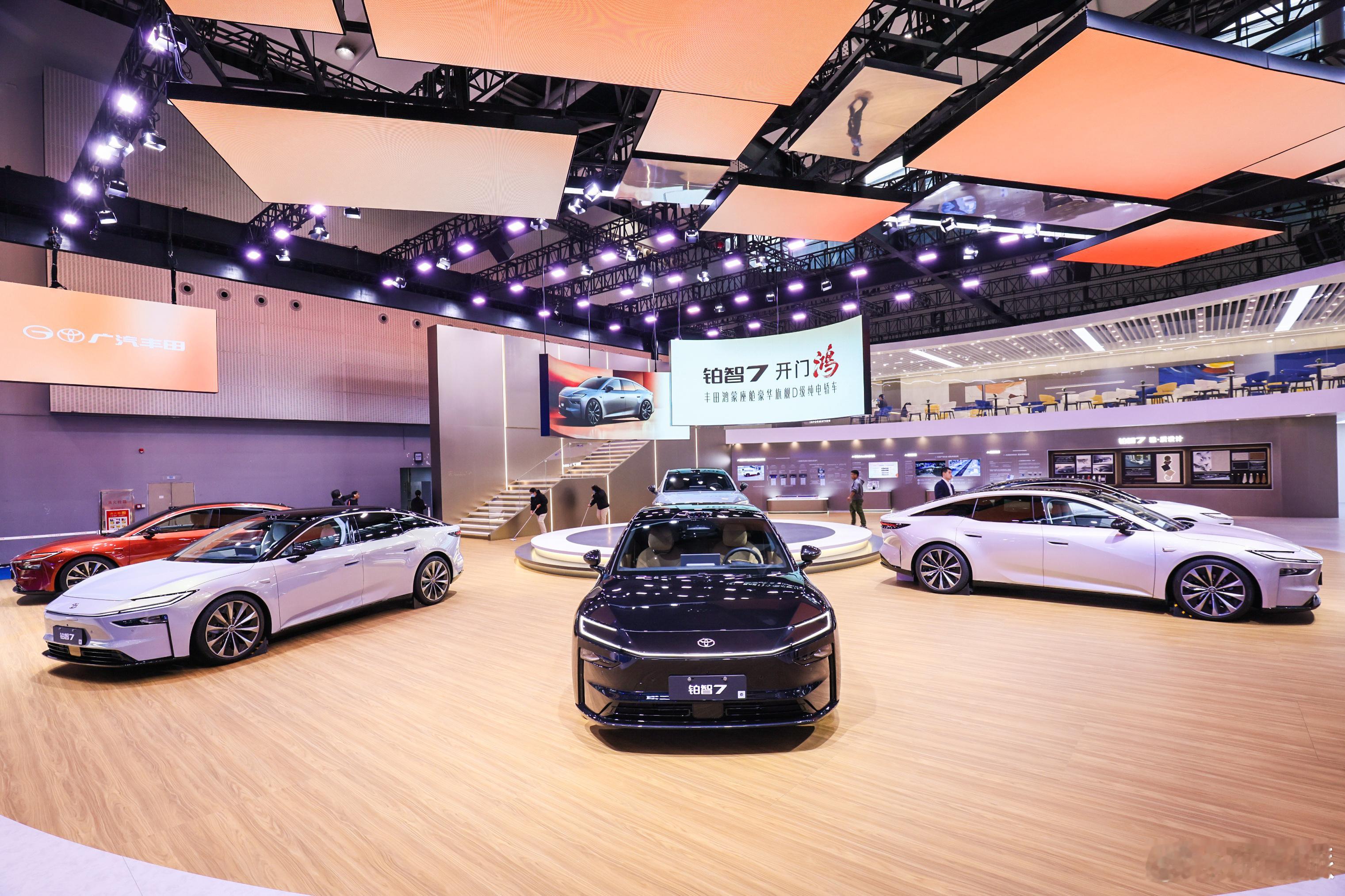 广丰的铂智7这次真的很给力，20万级的定位，鸿蒙座舱就不说了，连双腔空悬都给了，