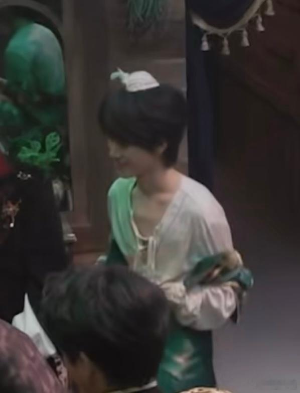 唐艺昕表示玩游戏自己都稀里糊涂不太会，张真源第一时间接住话，告诉她一开始自己还把