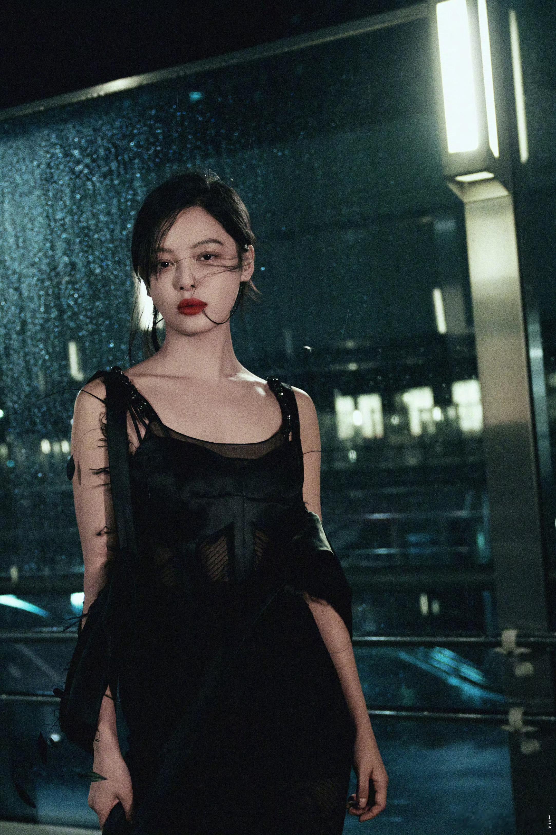 #辛芷蕾薄纱高定裙#没想到辛芷蕾走性感路线，还是有她独有的魅力感！她有些一副天生