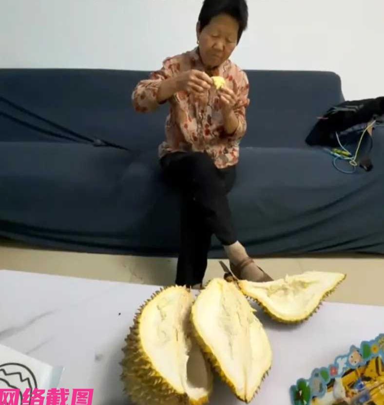 河南有七十岁的老人，眼前一个人可以一次吃得下整个榴莲，可见老人除去胃口不错也看到