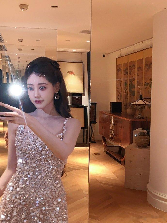 祝绪丹 大大方方的满分女聚光灯下的祝绪丹自带千金气质，肩颈线条优越，造型灵动清甜