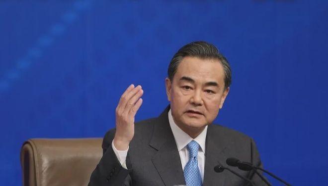 王毅外长8月19日在首尔回答凤凰卫视记者提问时：“中国是当今世界上最大的市场，韩