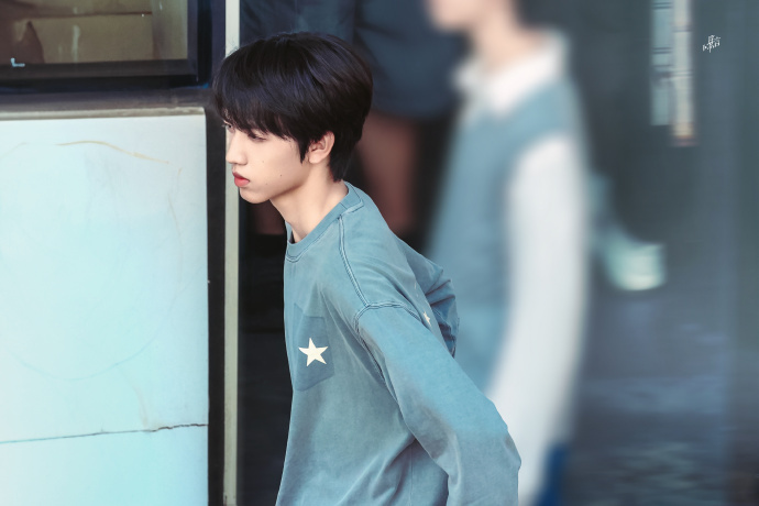 张桂源蓝色星星卫衣张桂源校草级别的美貌  张桂源新剧最新路透来啦！蓝色星星卫衣造