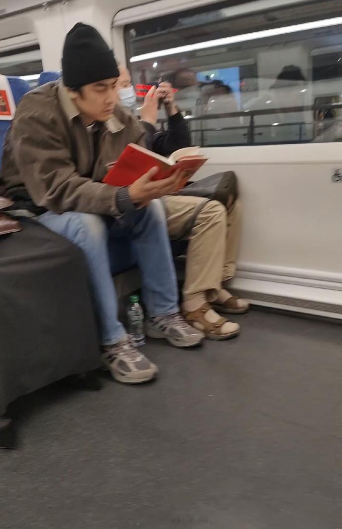 偶遇纪凌尘高铁假装看书  不是，我这替人尴尬的毛病什么时候才能改呀哈哈哈不是，你