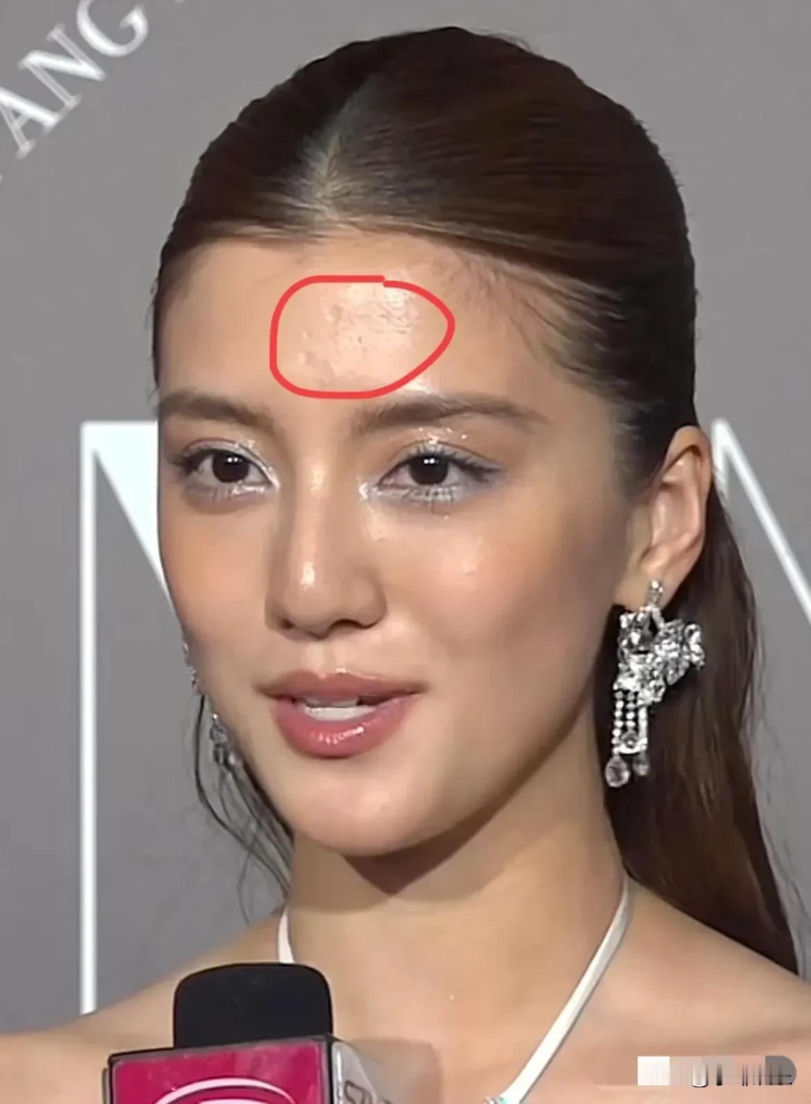 原相机下有痘印她还是美爆了！这颜长到大家心里去了，越看越觉得好看。她的代表作不是