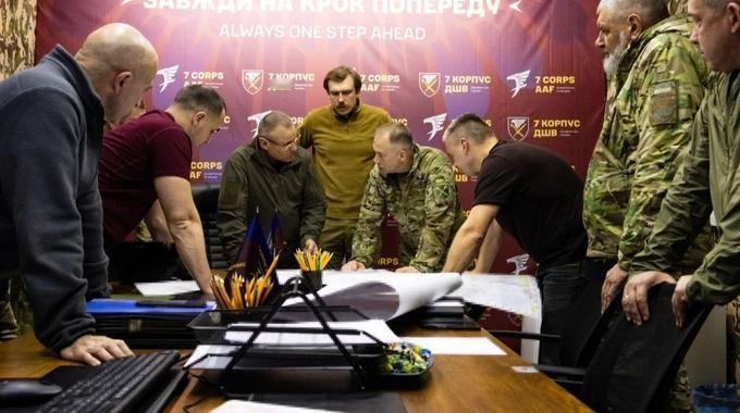 昨日，乌克兰武装部队总司令西尔斯基上将视察了乌克兰波克罗夫斯克战线前沿阵地（就是