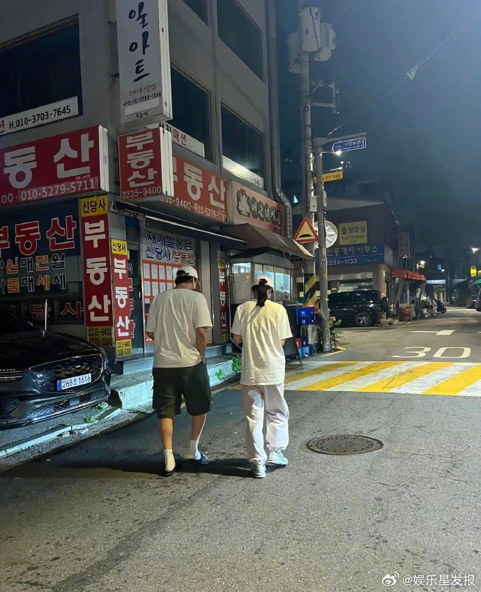 偶遇李到晛林智妍逛街 由中国网友偶遇李到晛林智妍逛街！国人就这样在全世界悄悄偶遇