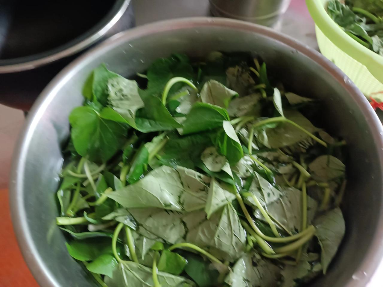 今天又买番薯叶
叶子绿绿的
嫩嫩的，炒一炒
香滑可口，口齿留香
哈哈😃好喜欢吃