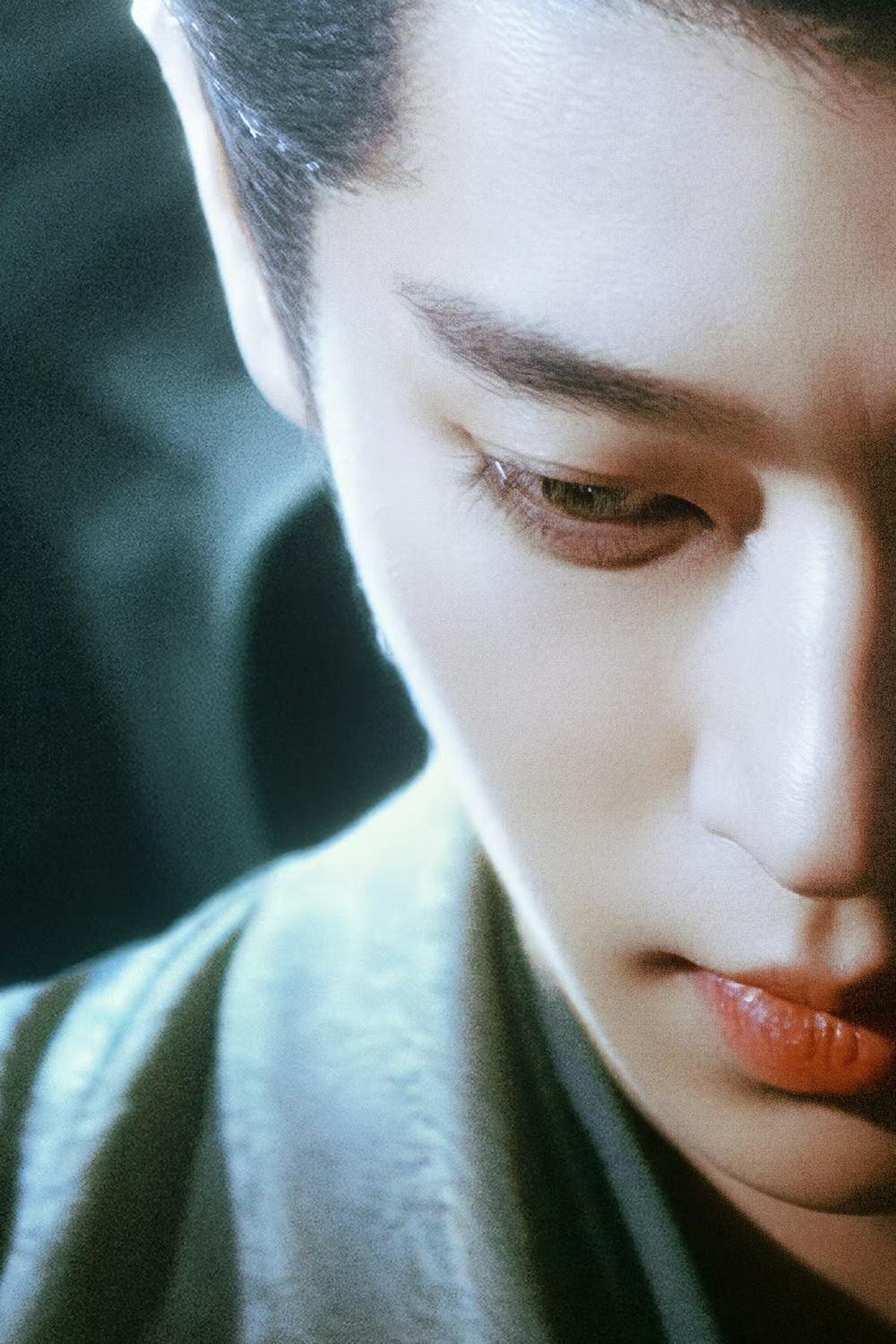 暴君脆弱阴郁的一面总是隐藏在暗里。