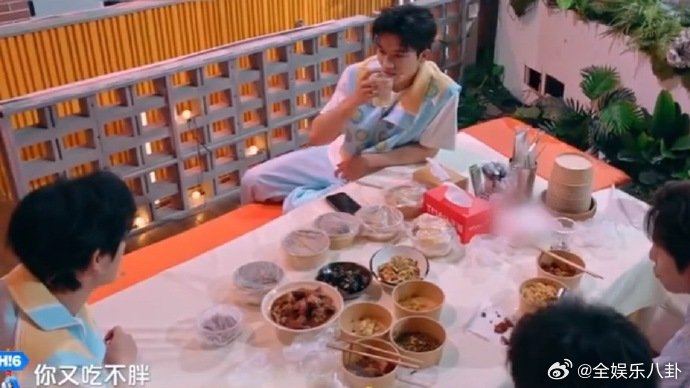 丁程鑫录四天节目胖三斤你好星期六看丁程鑫在节目里状态满满，短短四天相处肉眼可见放