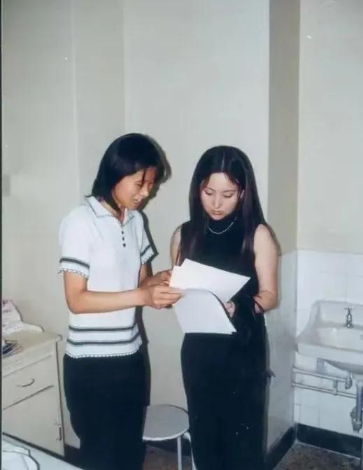 90年代，商人时期的陈晓旭
几张珍贵的留影，英年早逝，令人惋惜
先说说那张90年