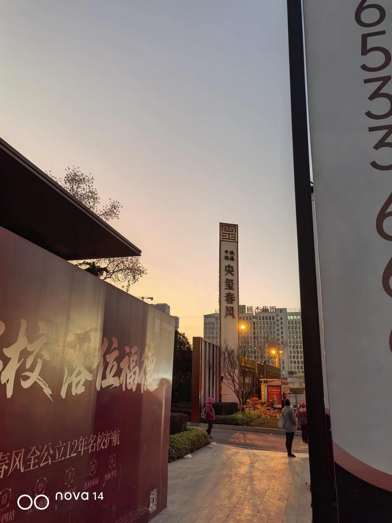 昆明官南立交，央玺春风楼盘大门口，是一个“站（临）工市场”，我经常骑车从这里过，