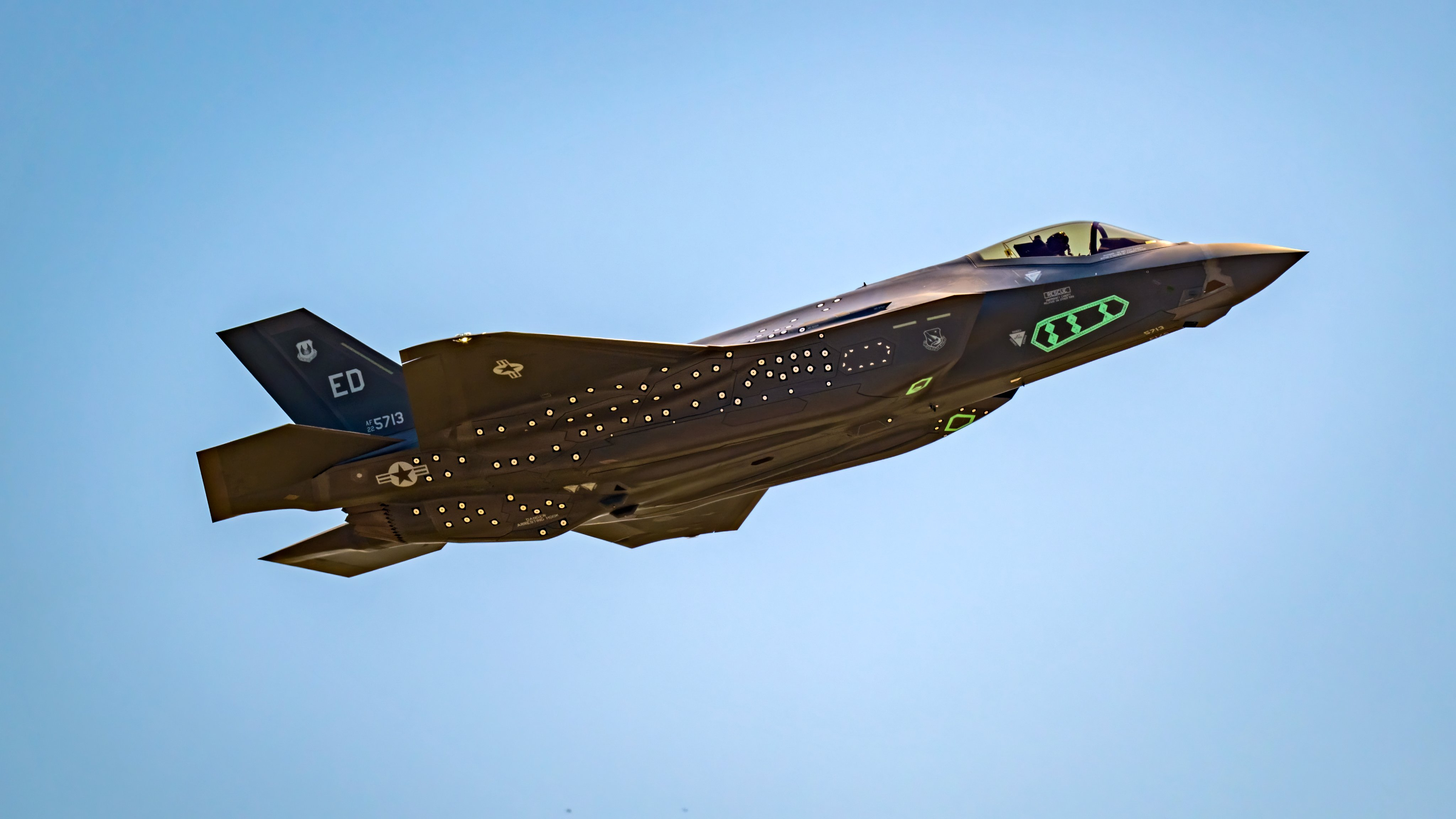 一架不太一样的F-35从沃斯堡出发飞抵爱德华兹空军基地 ​​​
