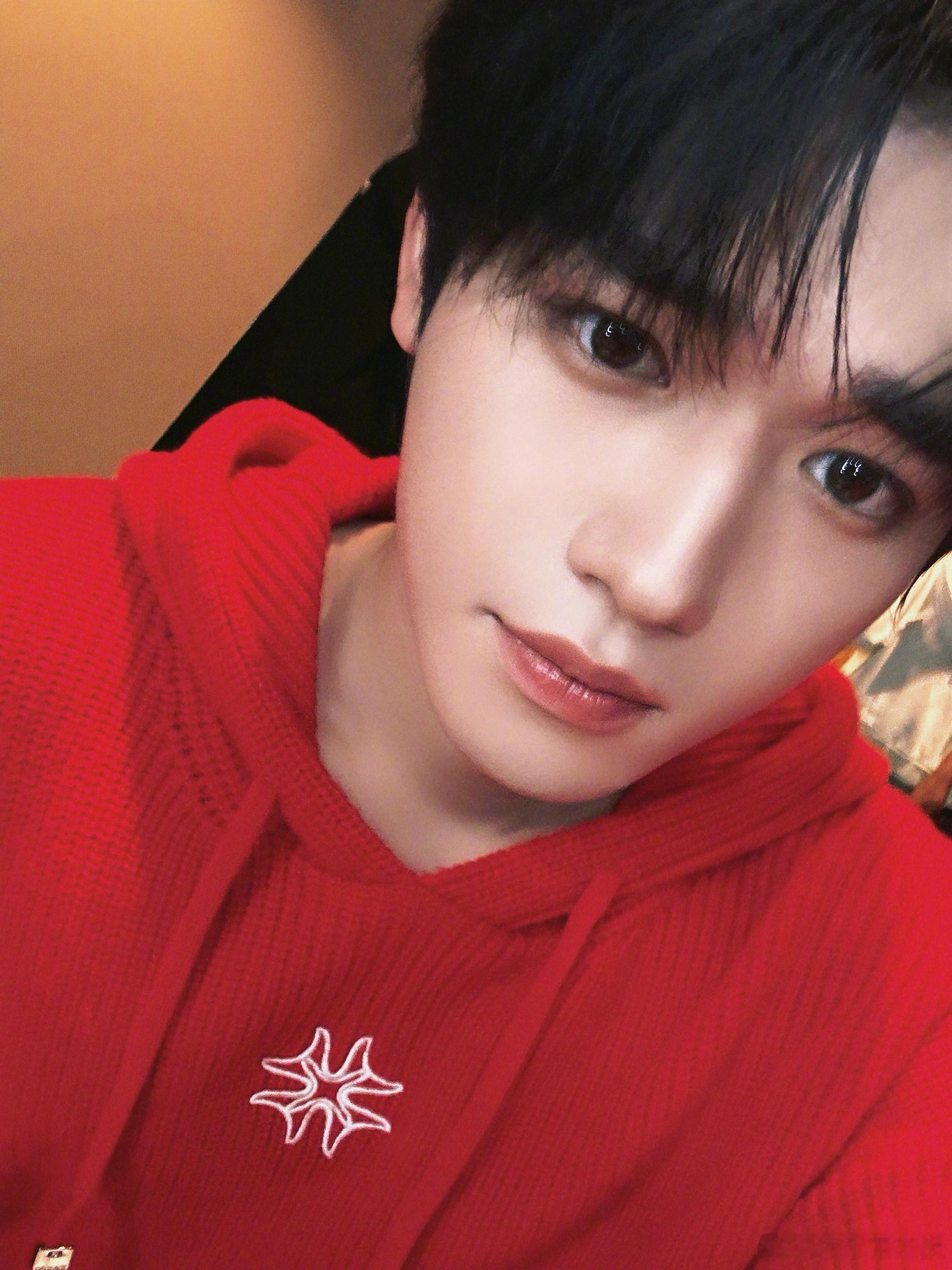 宋亚轩来个三连拍 好帅的三连拍宋亚轩！珍珠小子今天变红苹果咯！宋亚轩红衣怼脸三连