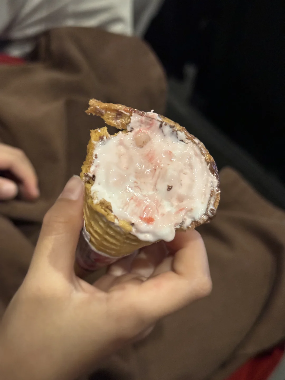 关于看电影吃雪糕把门牙吃下来并插在🍦上