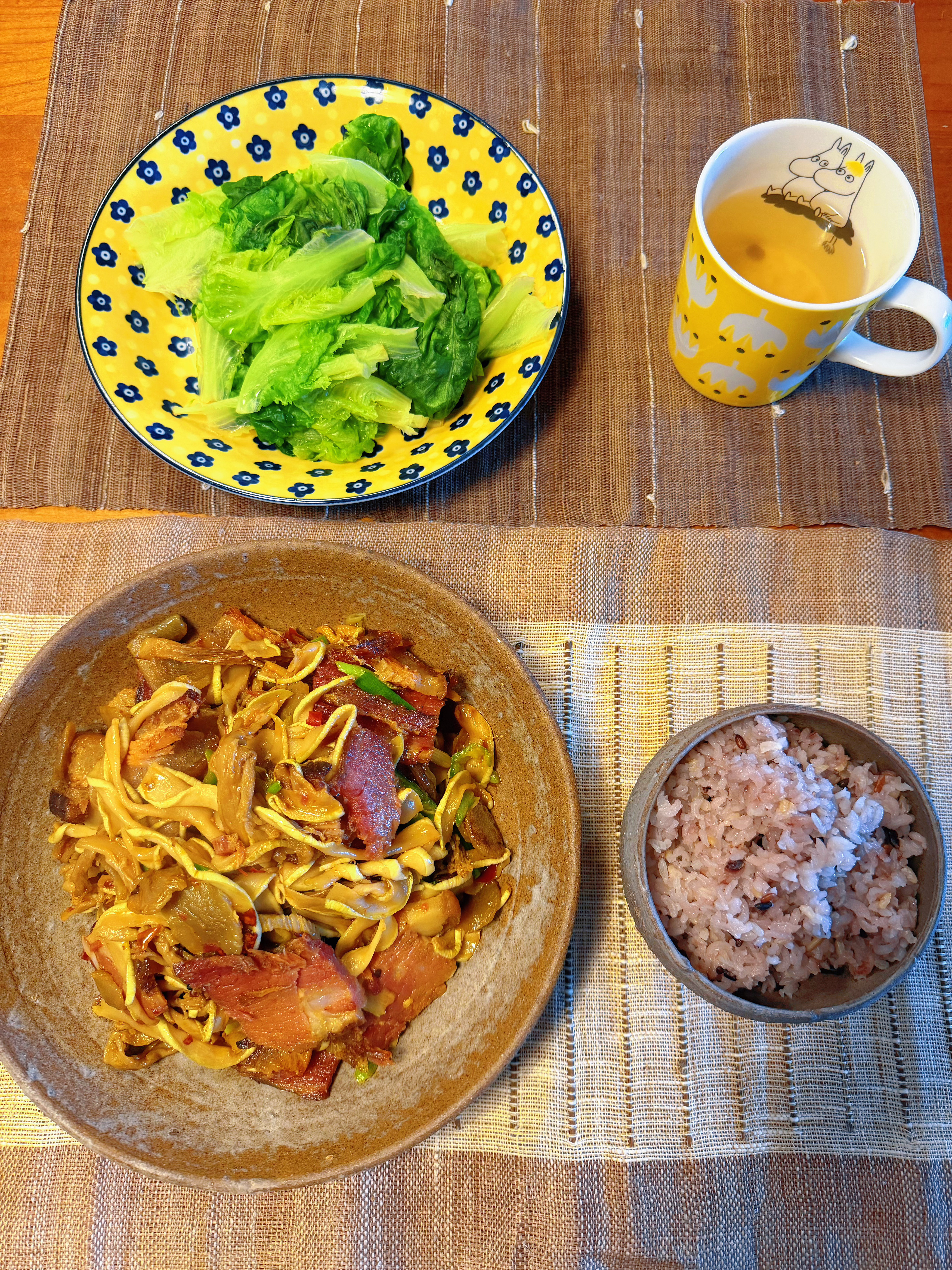 这位朋友中午搁这大铁锅炒腊肉～腊肉煮透，切大薄片，炒出油来，一勺豆瓣酱在腊肉油里