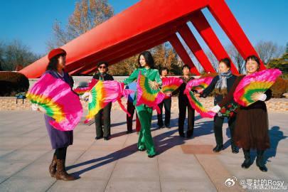 起猛了看见朱珠跳广场舞了 这随心自由的氛围，这松弛感和惬意感，朱珠跳广场舞让我感