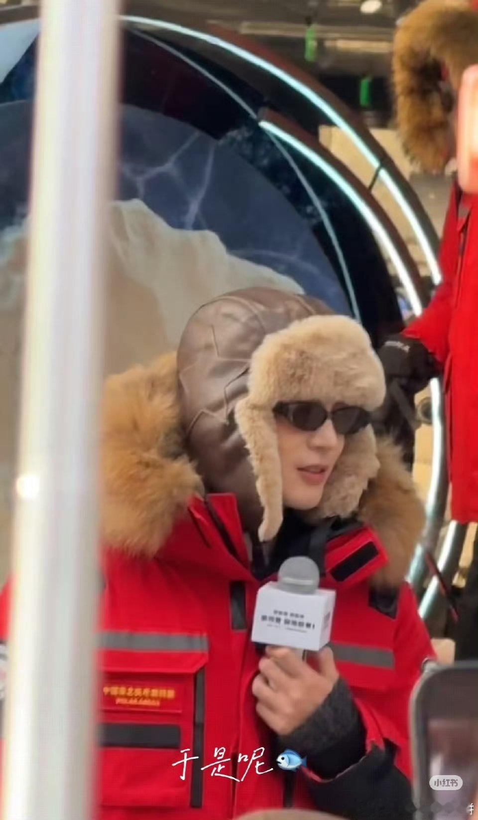 于适哈尔滨线下活动，这个比心红衣帅哥未免太可爱了 