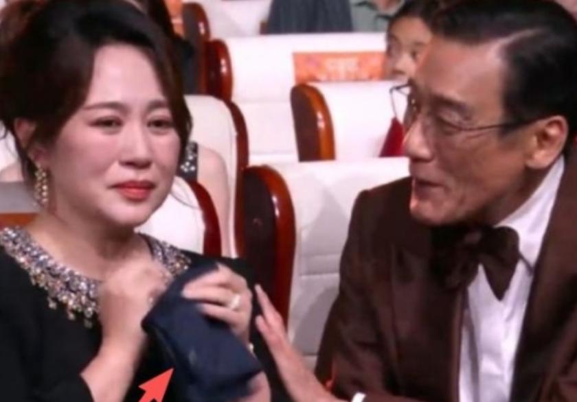 这一幕发生在2026年8月10日晚的第38届大众电影百花奖颁奖典礼上。
当时，演