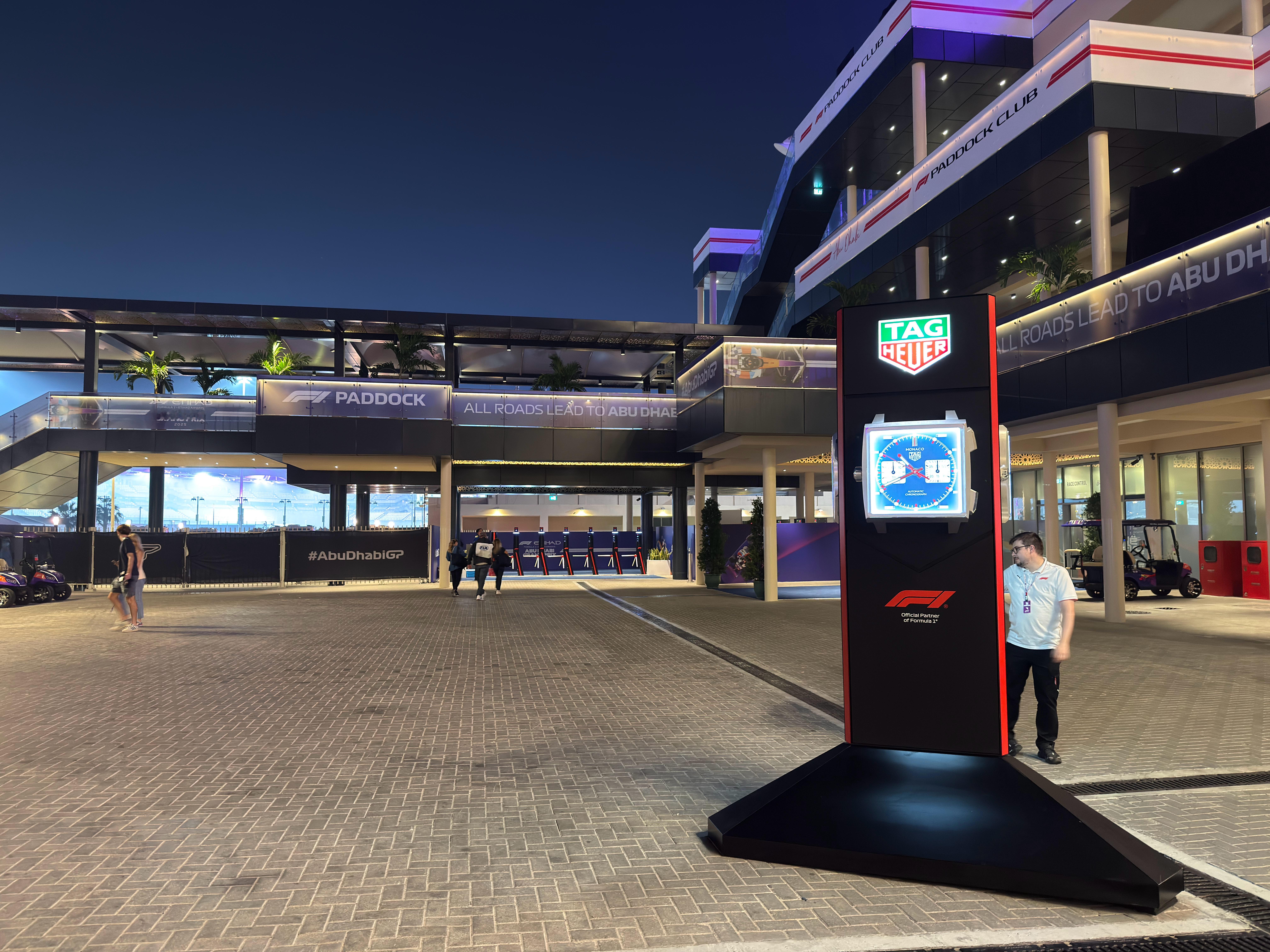 阿布扎比时间临近晚上11点，目送了多位车手下班。维斯塔潘10点半才走，但我没看到