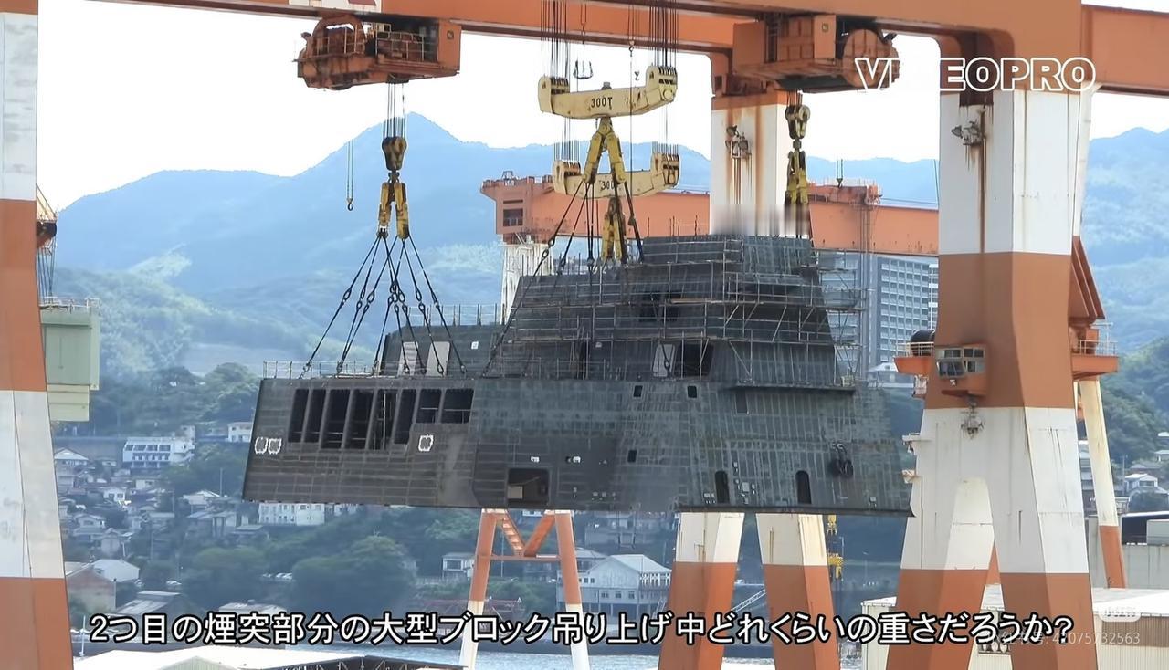 建造速度挺快。由两台额定起重量为300吨的臂架式起重机协同吊起，鬼子万吨新盾第二
