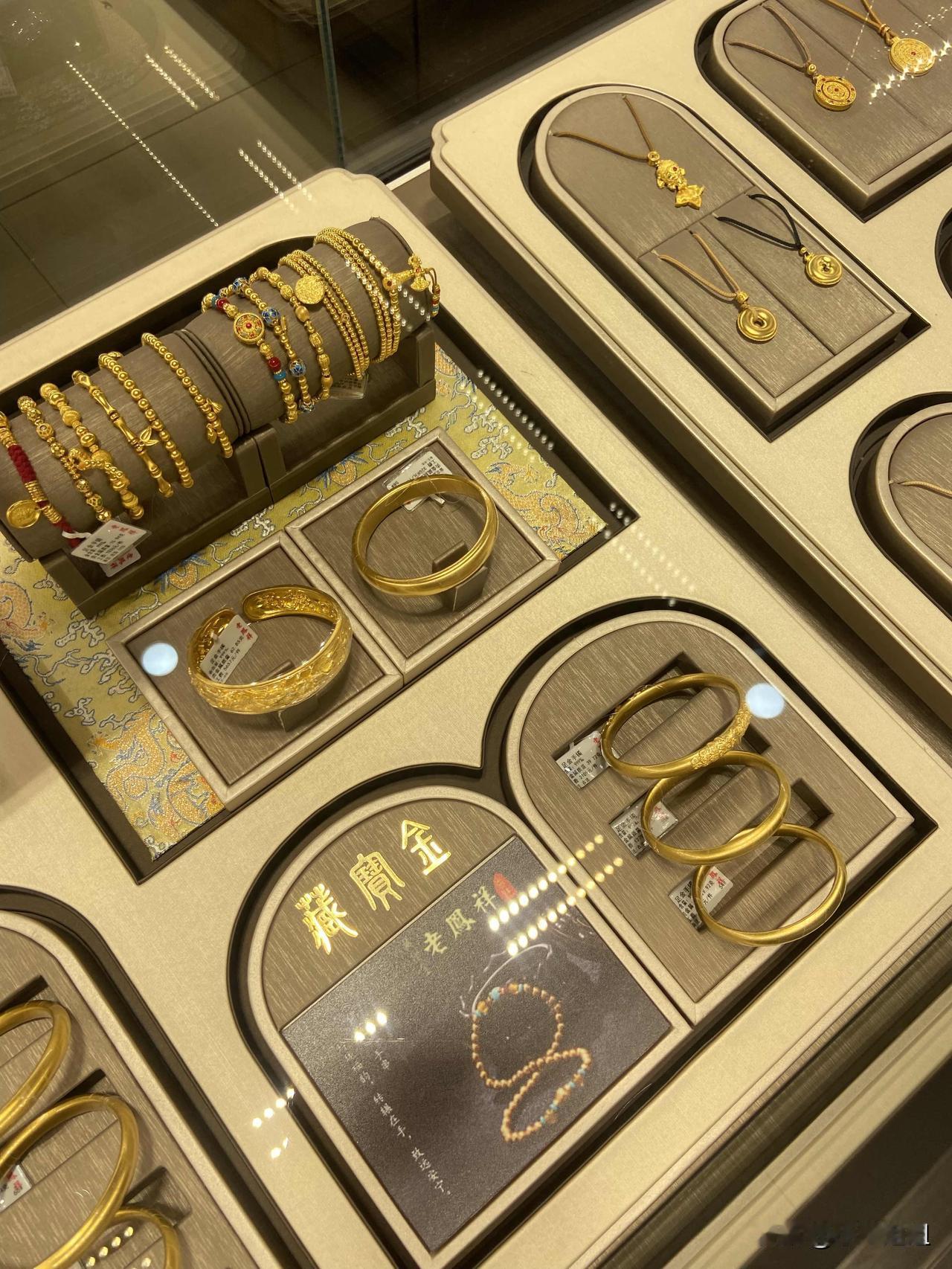 国际金价现在到了8开头每克了！
可是商场里金饰品还是那么贵！周大生今天足金金饰品