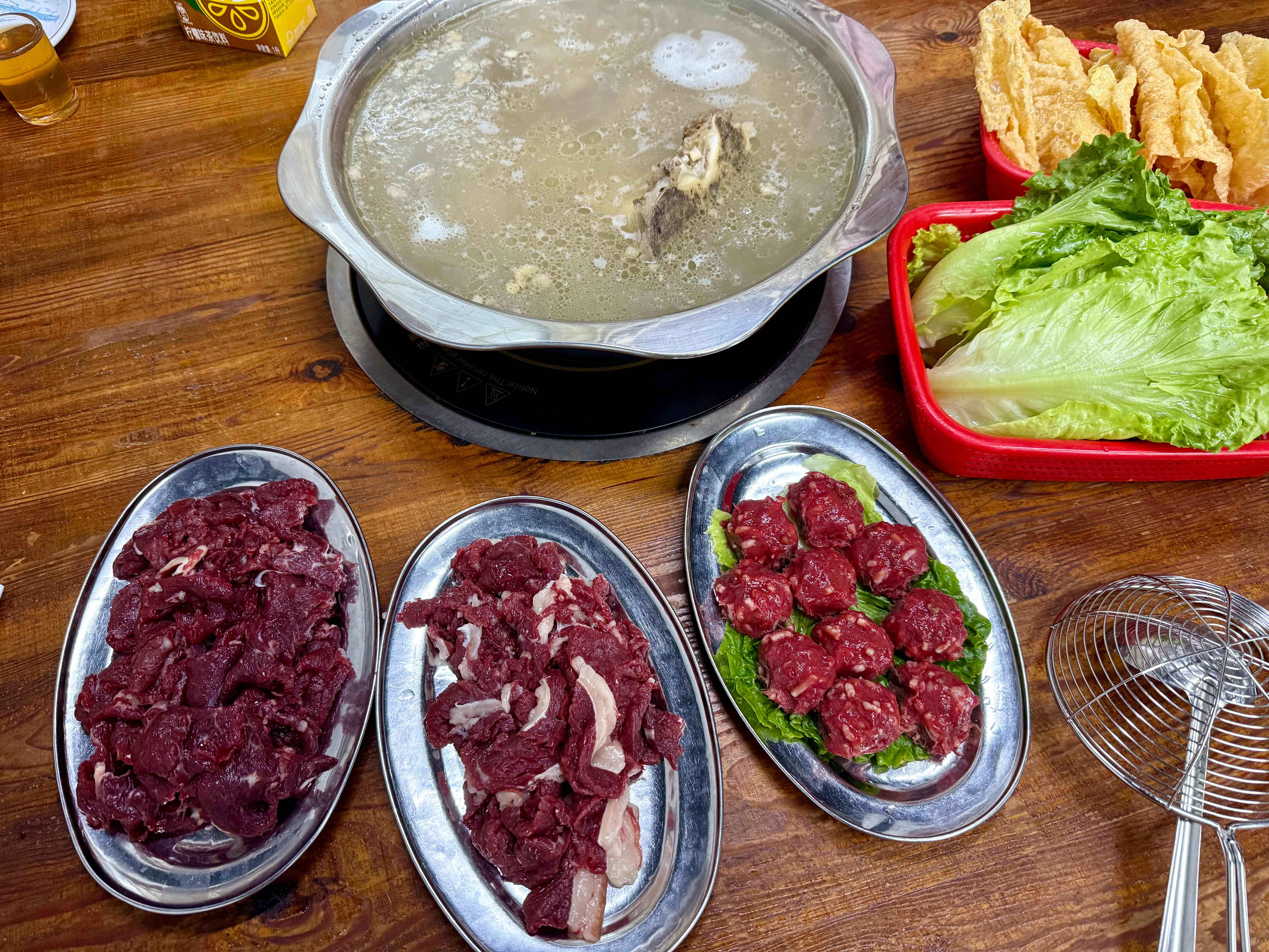 好吃的牛肉火锅🥩那个生菜鲜的像刚从地里拔的一样。🥬  ​​​
