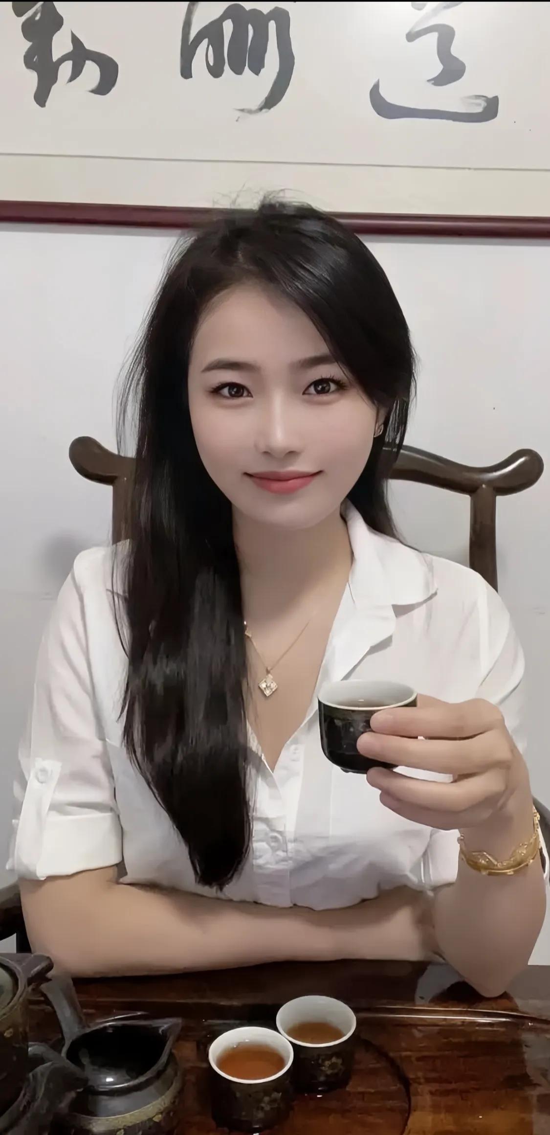 真正的快乐
只会来自破碎的心
受过的苦
以及经历过的伤痛
真正的快乐
永远也不会