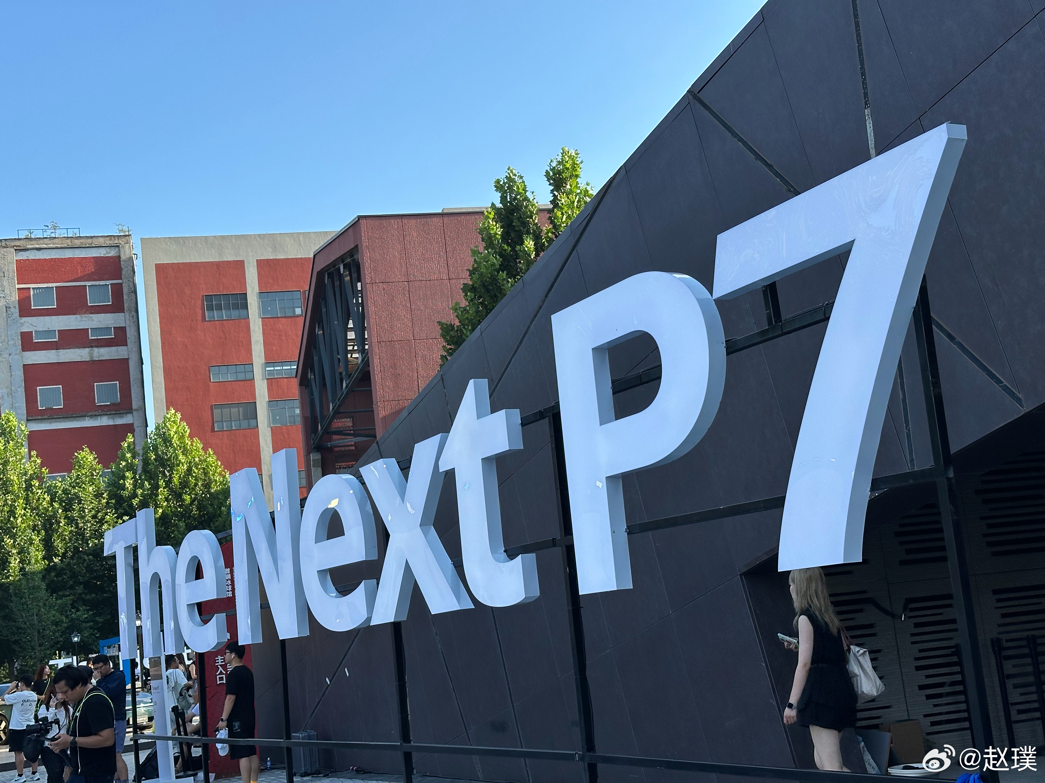 近距离看到了全新小鹏P7，好像真的把「油泥模型」量产了。如果满分10分的话，你能