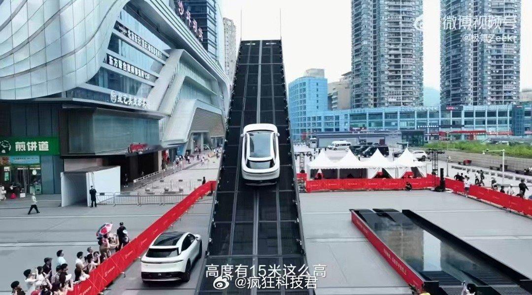 极氪7X 登顶15米跷跷板、征服涉水与台阶，纯电爬坡王实至名归，硬核实力刷新纯电