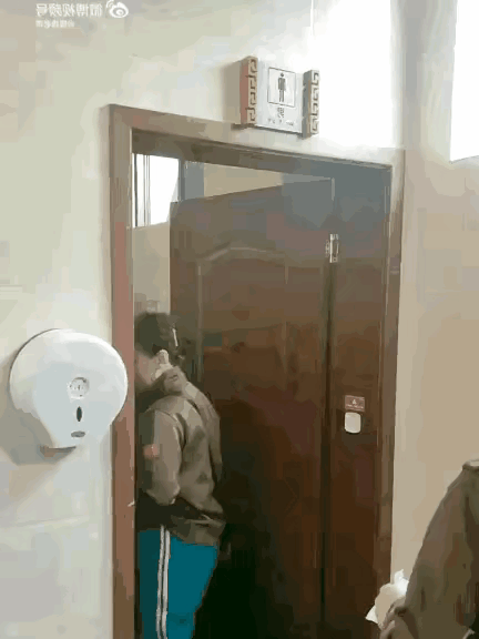女人进男厕所没事，男人进女厕所就是流氓，这也太不公平了。