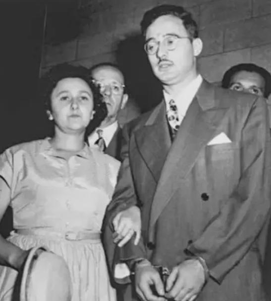1953年，美国法院在证据不足的情况下，将罗森堡夫妇送上了电椅，生前最后一吻后，