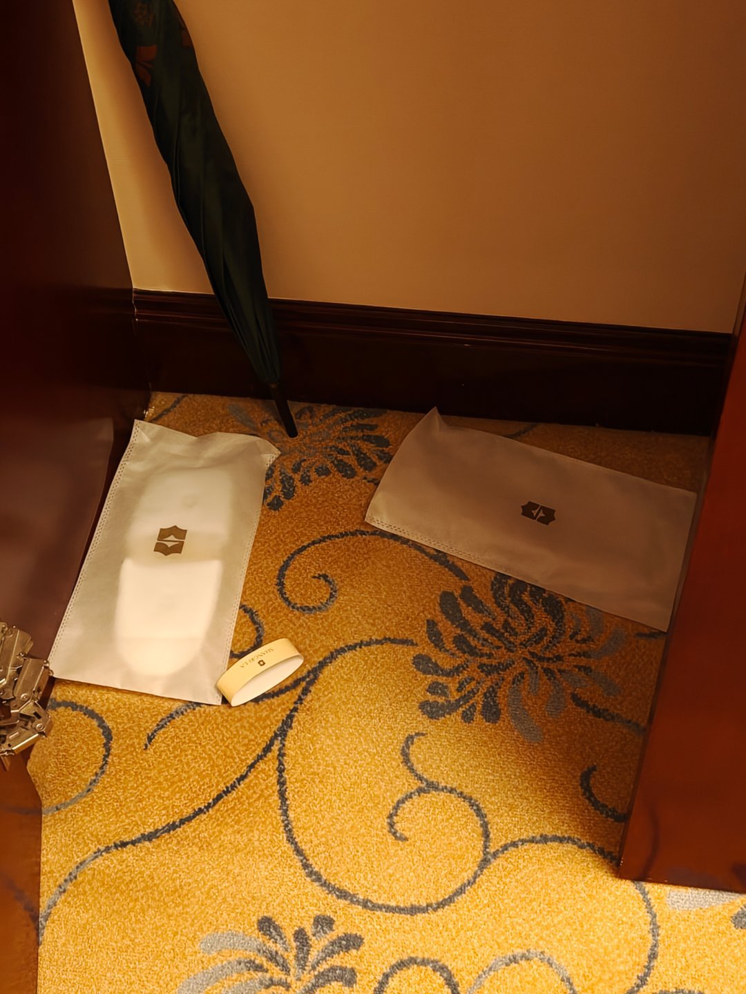 广州香格里拉真不行！刚回酒店，准备换拖鞋就看到了这样的场景…只有一双，还扔了一个