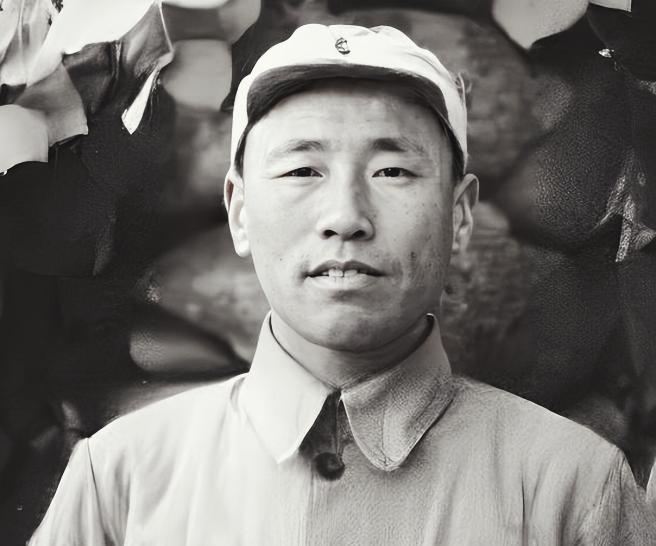 1943年，八路军的一位司令员正在开会，手枪队长却突然掏枪闯入，造成包括司令员在