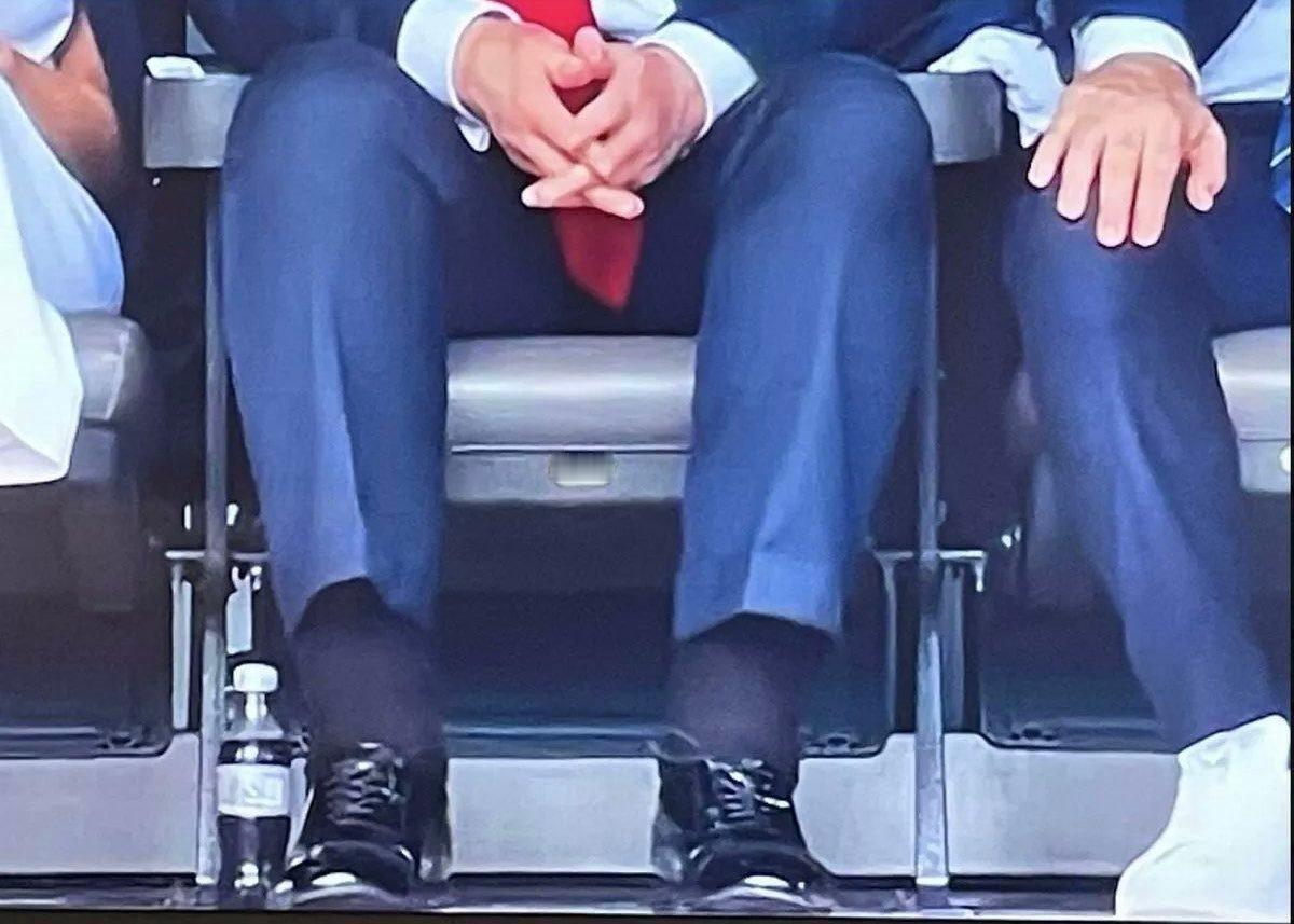 老年人身体容易出现各种问题，属于正常现象，特朗普的手和脚肿了。
隔壁的查尔斯三世