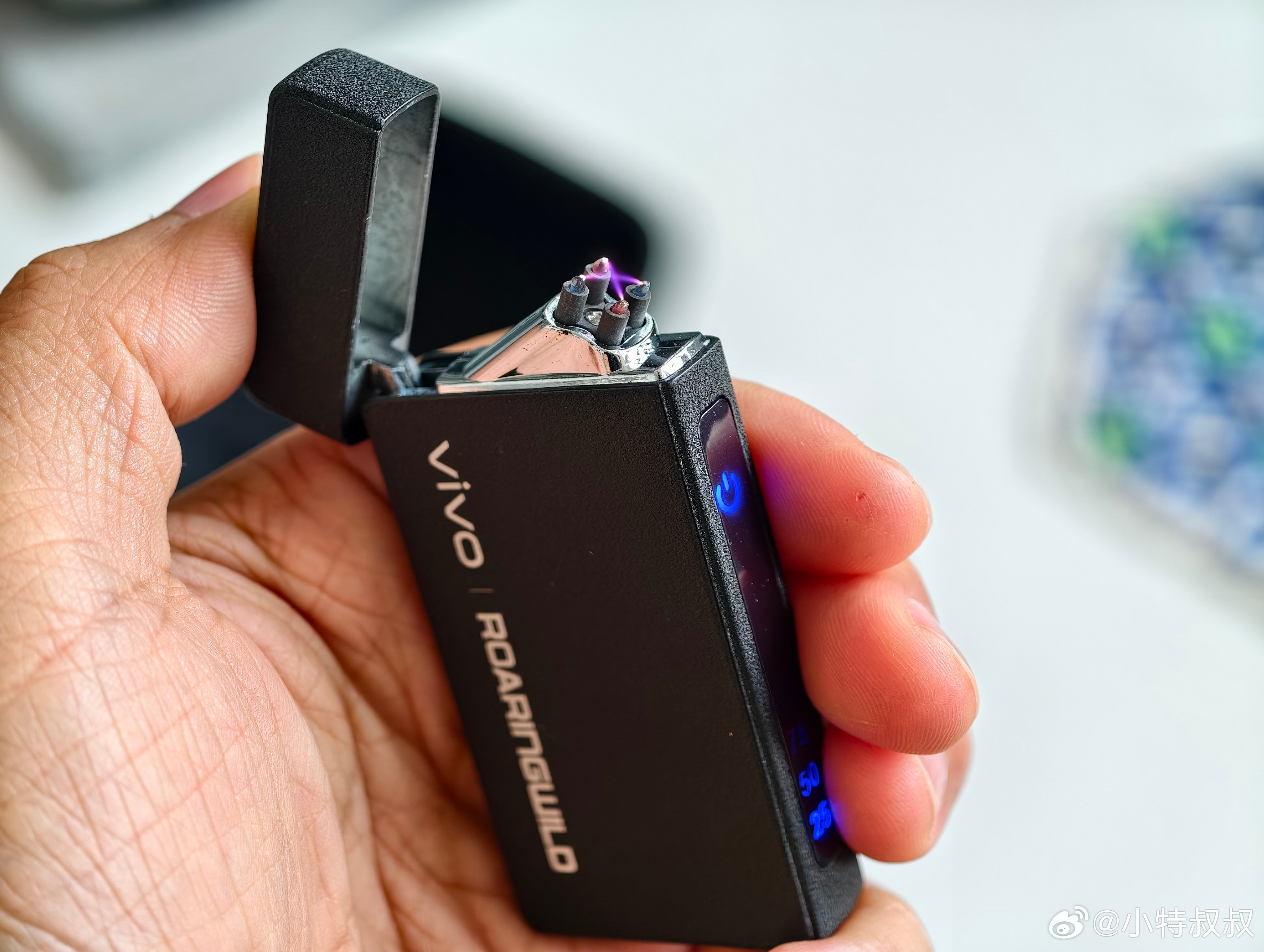 感谢 vivo 的端午礼盒！礼盒里的这个打火机还挺有意思，充电的，不知道能上飞机