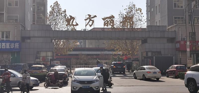 查查私家车乱停车，京九铁路小区西门囗，能停十几辆车，南门口一边划线，停满车，另一