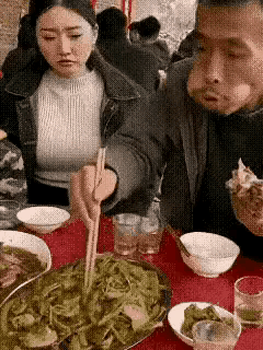 真有这样夹菜的人吗？夹就夹菜，为什么还要用筷子🥢整理一下菜呢？这不是都让别人吃