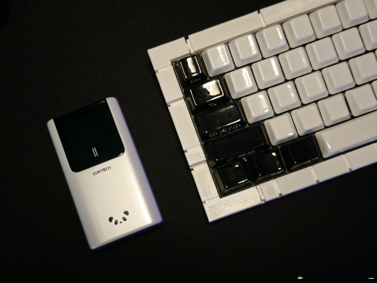 昨天是世界熊猫日cuktech酷态科 也为10mini超级电能棒推出了专属熊猫配