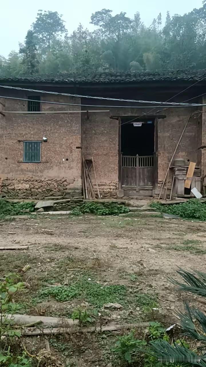 有人问我为什么住大山里而且还是住泥巴房子怎么找到的老婆？现在很多人住公路旁边有小
