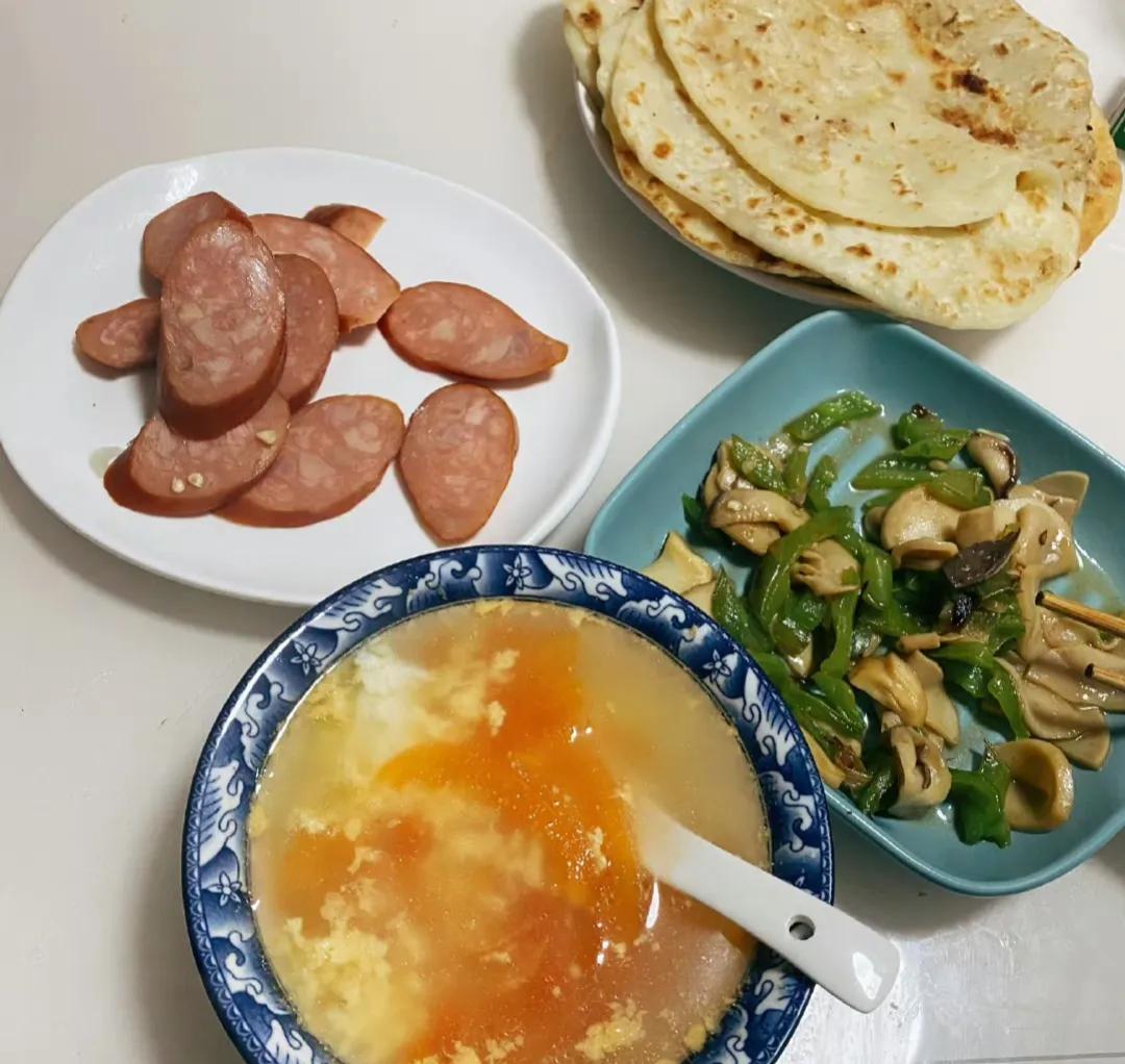 早餐自己动手，摊了油饼，做了鸡蛋汤。面没发开，饼有些硬了。