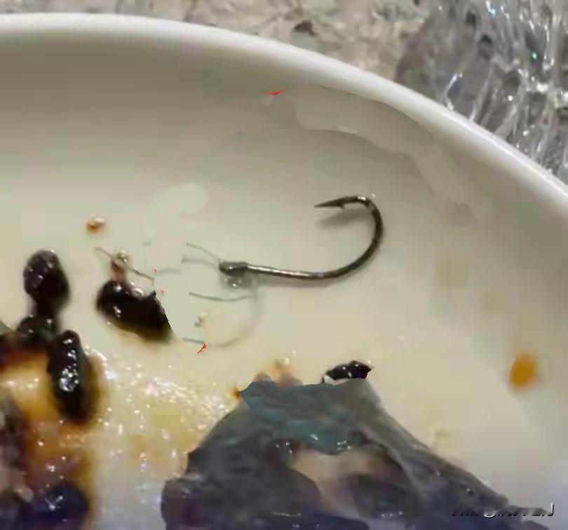 哦豁，这鱼钩要是把人嘴巴钩上了会是一种什么样的体验呢？近日，发生在上海一家知名米
