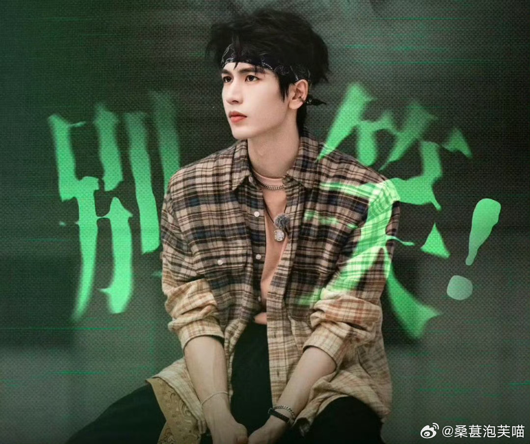 张凌赫不语只是一味的炫 张凌赫不语什么都不吃就是一味的纯炫折耳根，别人是品鉴美食