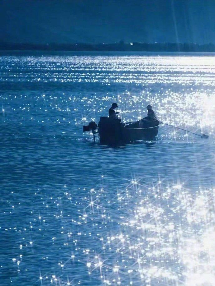 也许你还没察觉，你心里也有一片无垠的海。
它不总是风平浪静——有时起风，有时涌浪