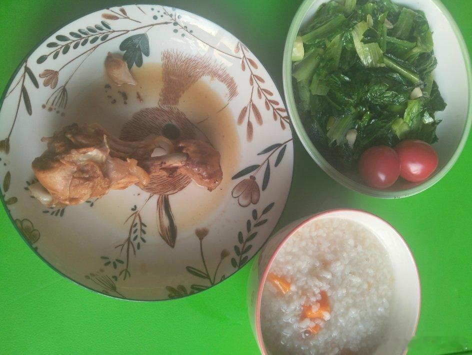 我今天唯一的一正餐，热的我啥也不想吃，鸡腿也吃不下了！汗水哗哗的流！ 