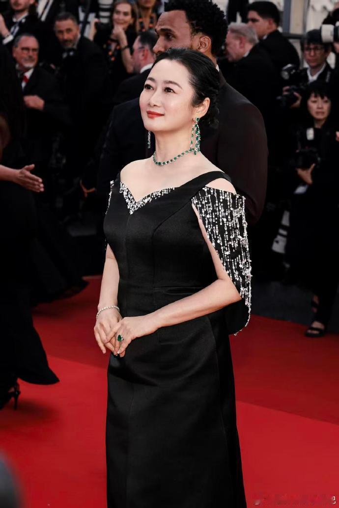 赵涛李庚希戚薇戛纳同框 赵涛李庚希戚薇戛纳同框，三位不同年龄段的中国女性，散发着