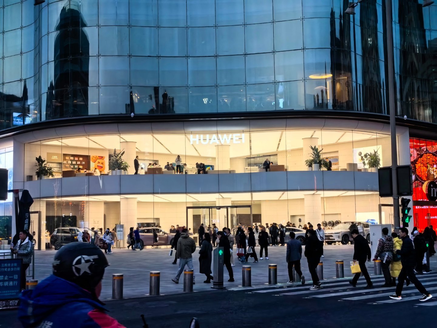 王府井同一时段，华为和苹果专卖店人流量对比这次华为店的人确实是多，平时在其他城市