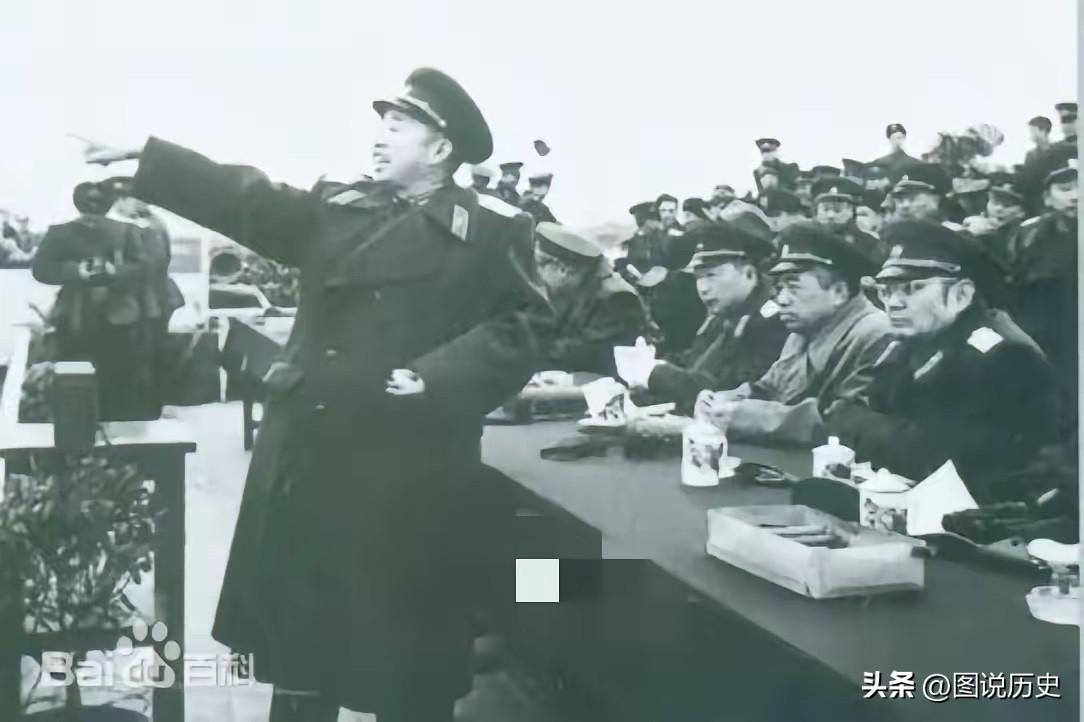 这张老照片估计很多人都没见过？

这张老照片拍摄于60年代，一次飞行训练演出上，