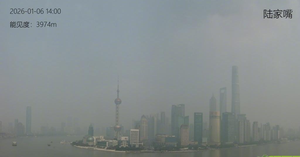 【上海空气质量出现中度污染，首要污染物为PM2.5】1月6日午后，上海空气质量出