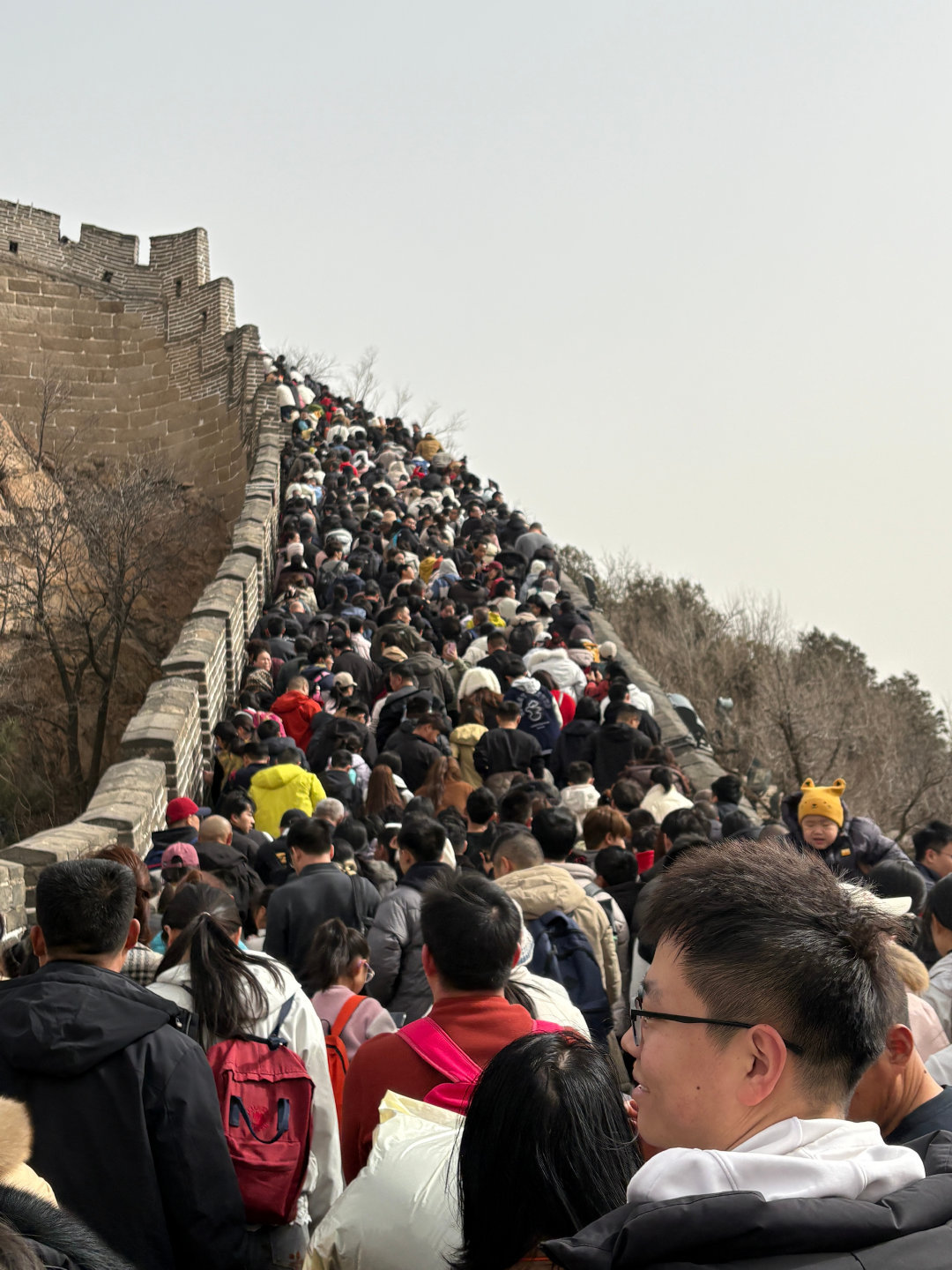 刚才一朋友发的八达岭盛况，当年秦始皇造长城的时候都没用这么多人吧八达岭长城何不懂